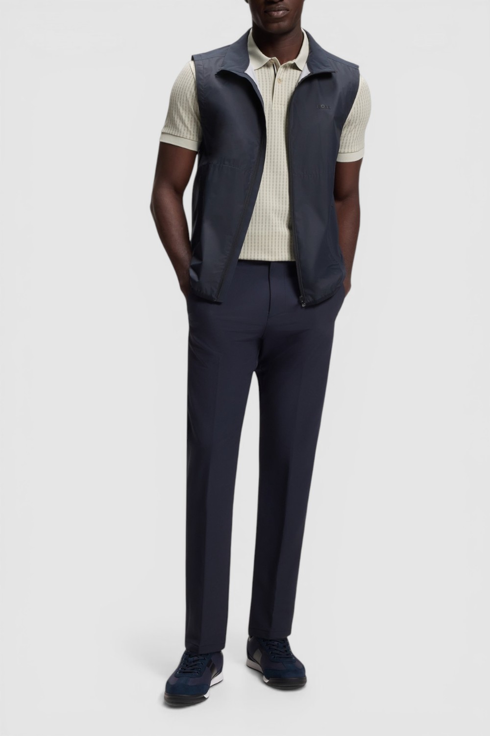 תמונת כל הלוק של חולצת פולו בגזרת סלים